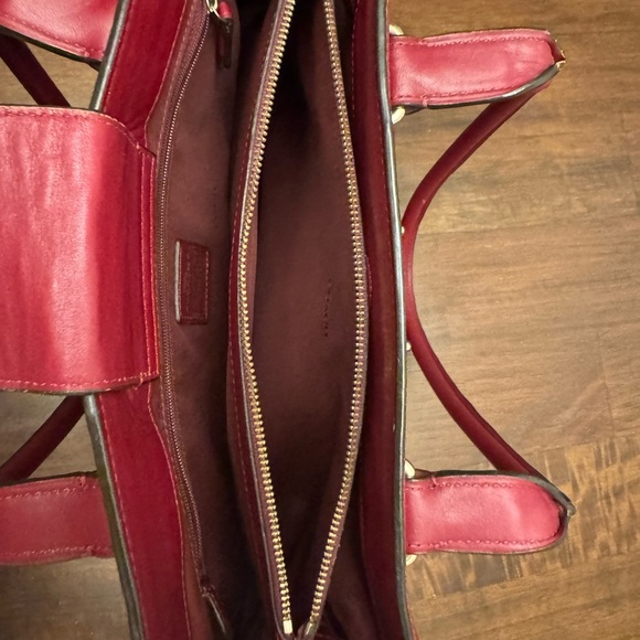 Dark red Coach bag

Used

Still has life to it

Send offers! - Picture 4 of 11